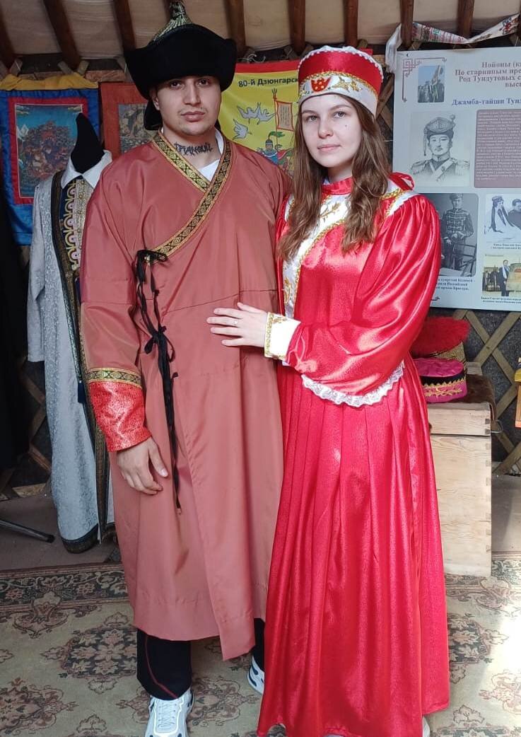 Как будто всю жизнь в этих костюмах ходят мои кочевники)