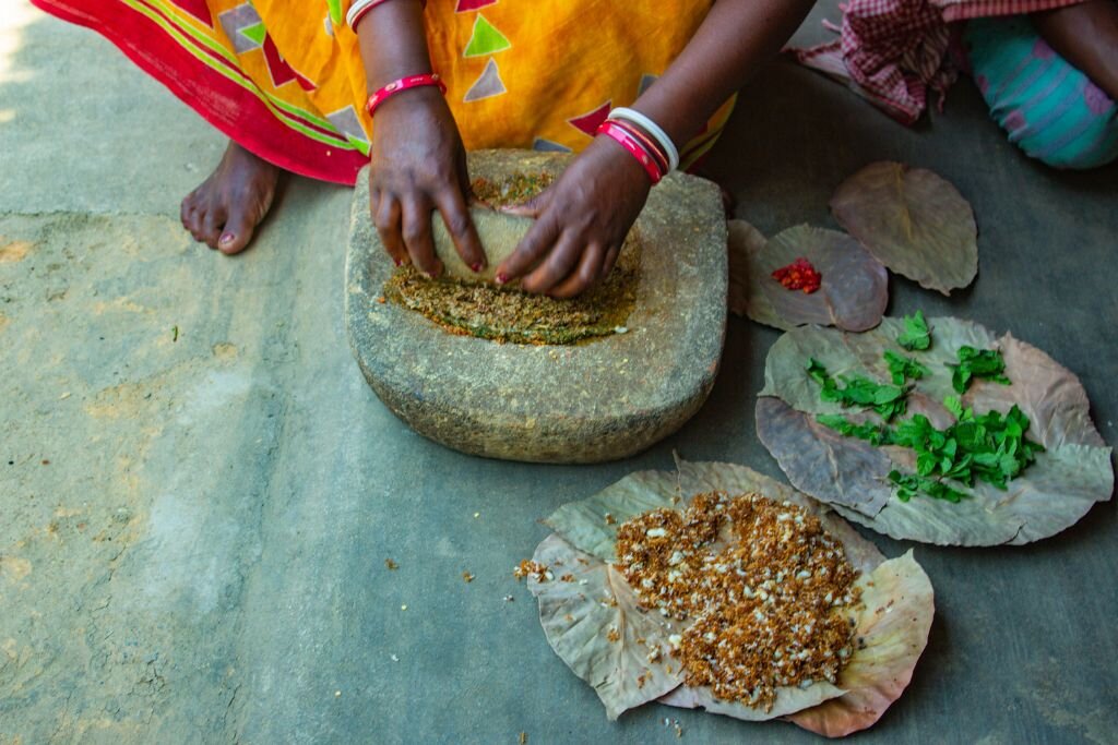 Процесс приготовления муравьиного чатни. Фото:  The Global Indian