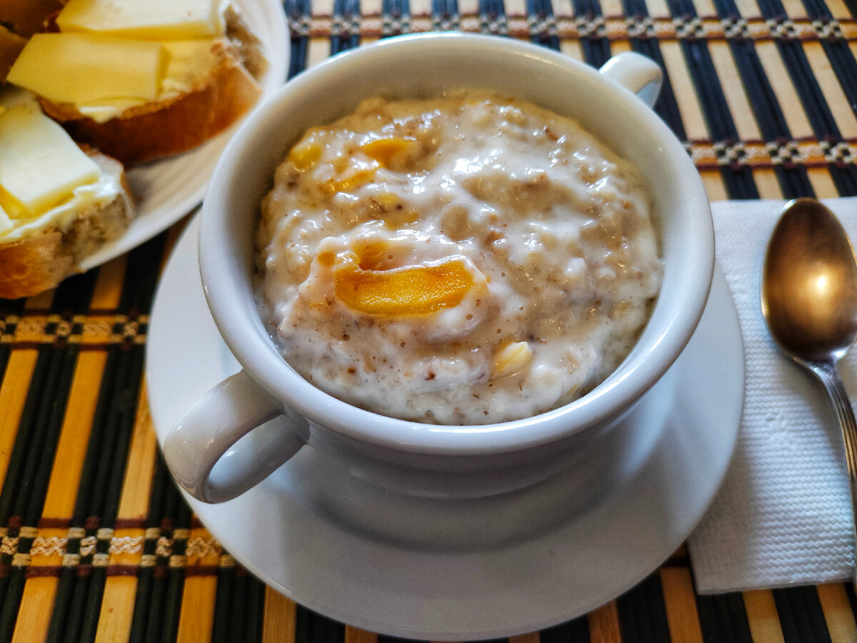 Овсяная каша с вяленым манго; бутерброды с маслом и твёрдым сыром; кофе; 