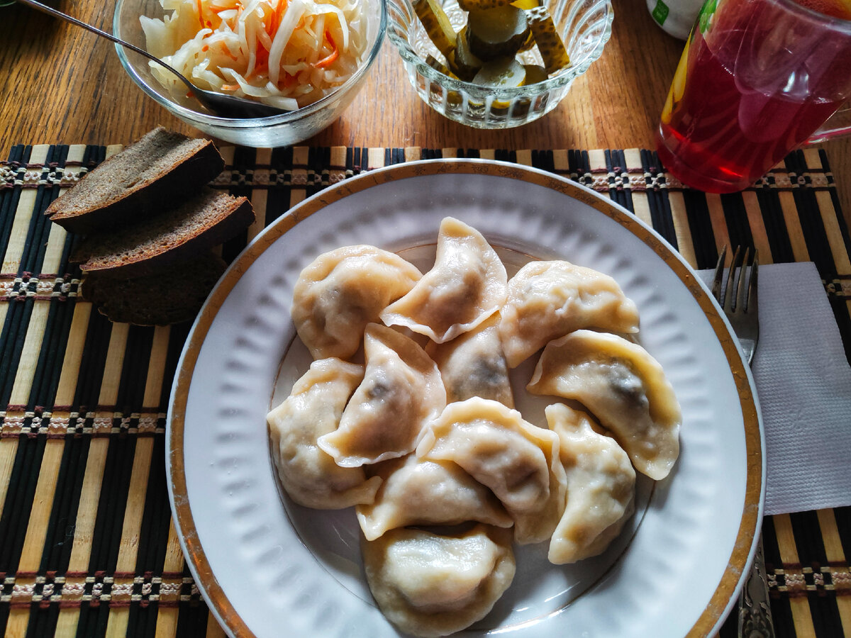 Вареники с картошкой и грибами (сушёные лесные грибы); капуста квашеная; солёные огурчики; компот из красной смородины; 