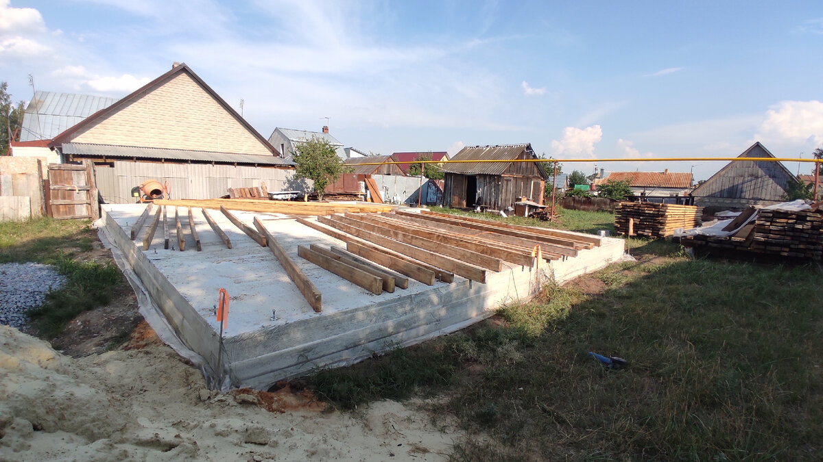 Сортировка древесины. Отобрал доски на первые стены.