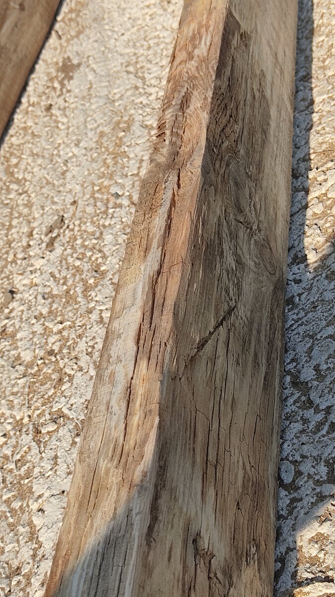 Таких досок было пару штук, и всё это трухлявое место я обрезал.