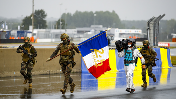 ФРАНЦУЗСКИЕ ШТАНДАРТЫ  БУДУТ ХОРОШО СМОТРЕТЬСЯ В ОБЩЕЙ МАССЕ ТРОФЕЕВ У СТЕН КРЕМЛЯ. ФОТО: DPPI/XAVI BONILLA/GLOOBALLOOKPRESS