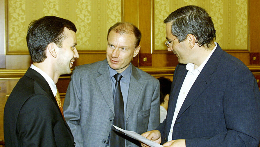 Заместитель министра экономического развития и торговли РФ Аркадий Дворкович (слева), президент Холдинговой компании "Интеррос" Владимир Потанин (в центре) и глава концерна "ЮКОС" Михаил Ходорковский.