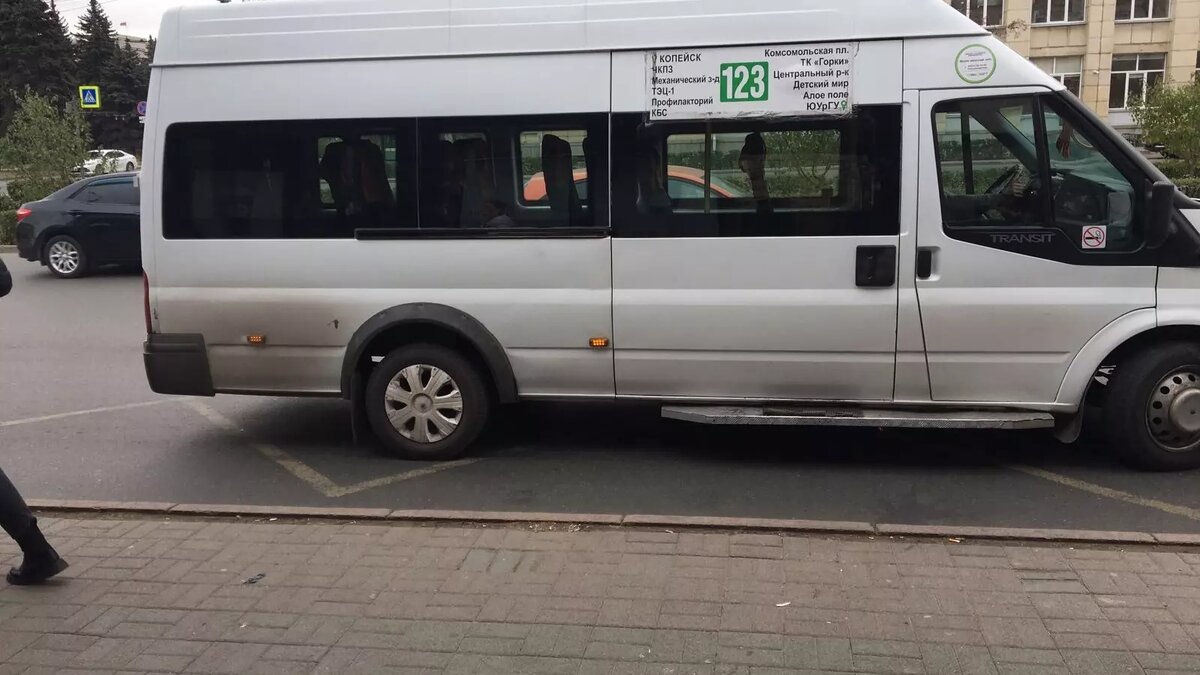     В соцсетях жители Копейска сильно возмущены, что два часа бесполезно ждали в Челябинске маршрутку, чтобы доехать до своего города.