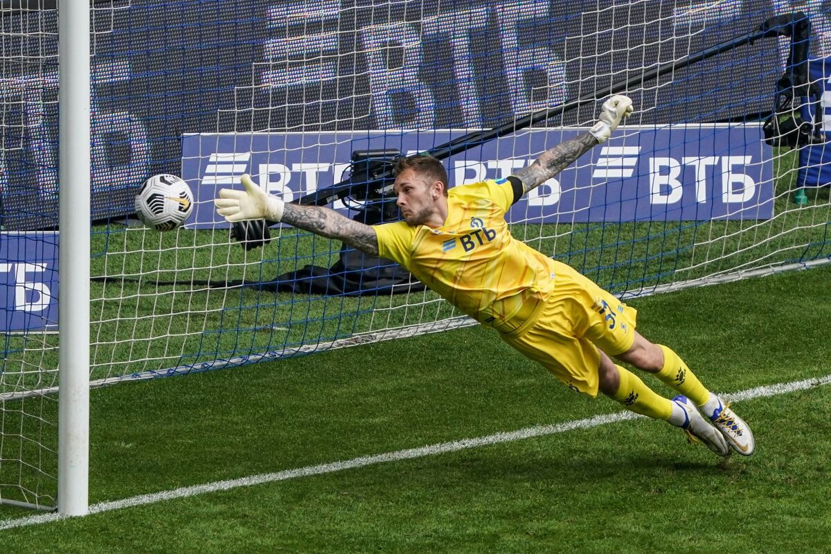 Лещук провожает влетающий в ворота мяч