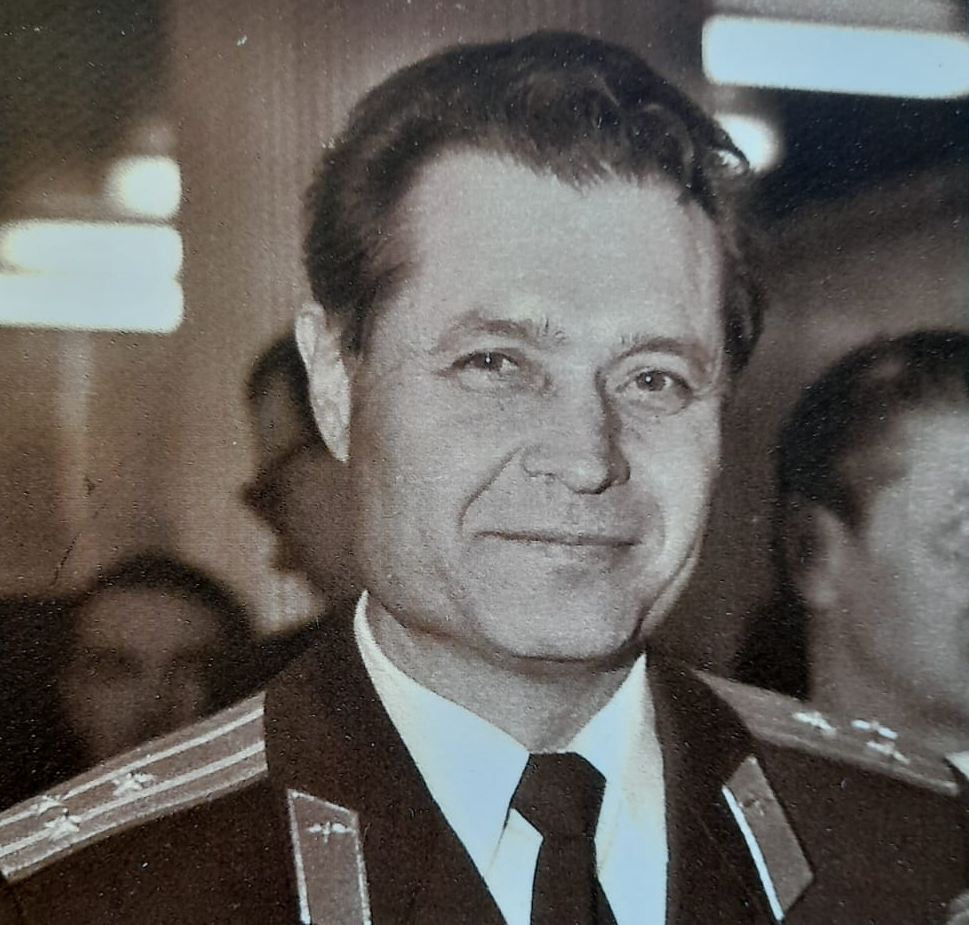  Полковник, Юрий Михайлович Соломко, Военный лётчик первого класса, заслуженный работник культуры. 