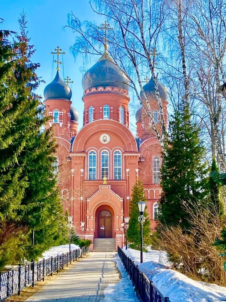 В 1893 году на месте старого Воздвиженского храма был возведен новый собор, высота которого от земли до креста - 38 метров.