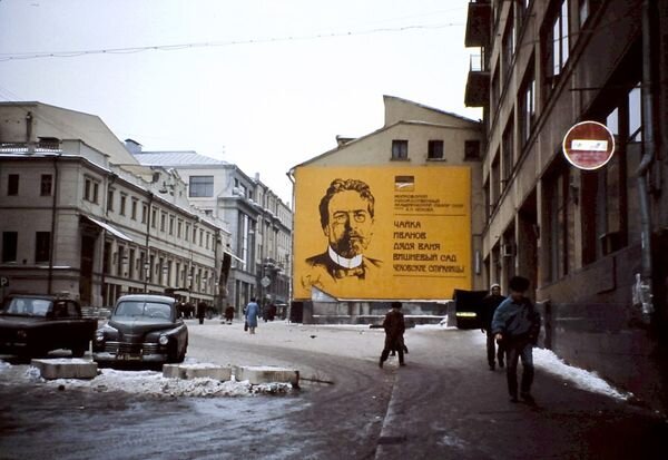 Фотография Wayne Pease, 1992. «Уступ» Камергерского переулка, где несколько лет спустя появится памятник Чехову. Справа — наш дом.