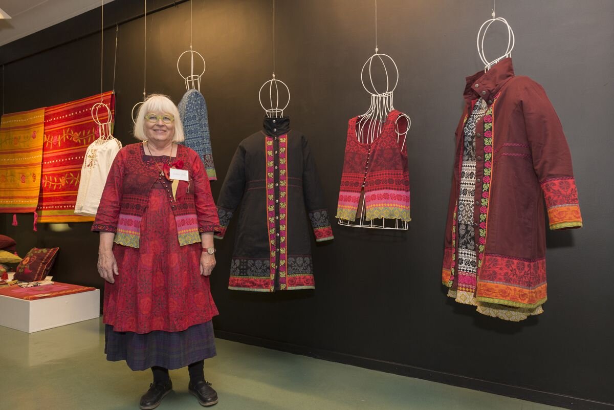 Дизайнер Гудрун Шеден со своими работами