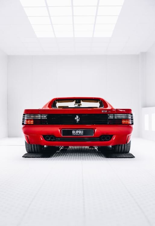 Источник фото: https://unsplash.com/photos/a-red-sports-car-parked-in-a-white-room-yC__dEIrAJk