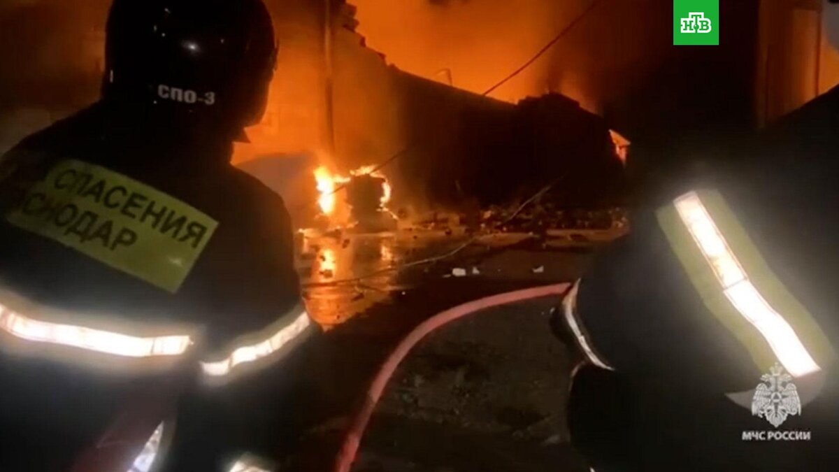 [ Смотреть видео на сайте НТВ ] В МЧС сообщили, что пожар в поселке Индустриальный локализован на площади 1 800 метров.
