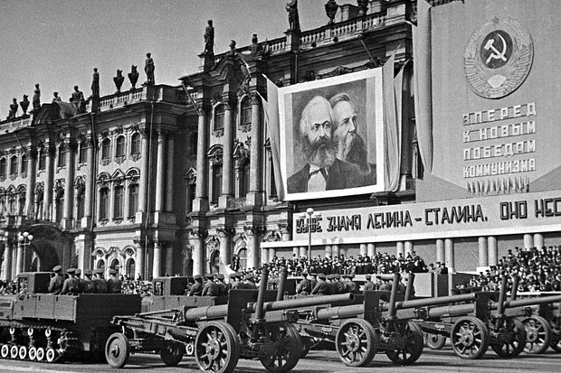    Артиллерия на военном параде на Дворцовой площади в Ленинграде, 1 мая 1938 года. Фото: Марк Редькин / РИА Новости