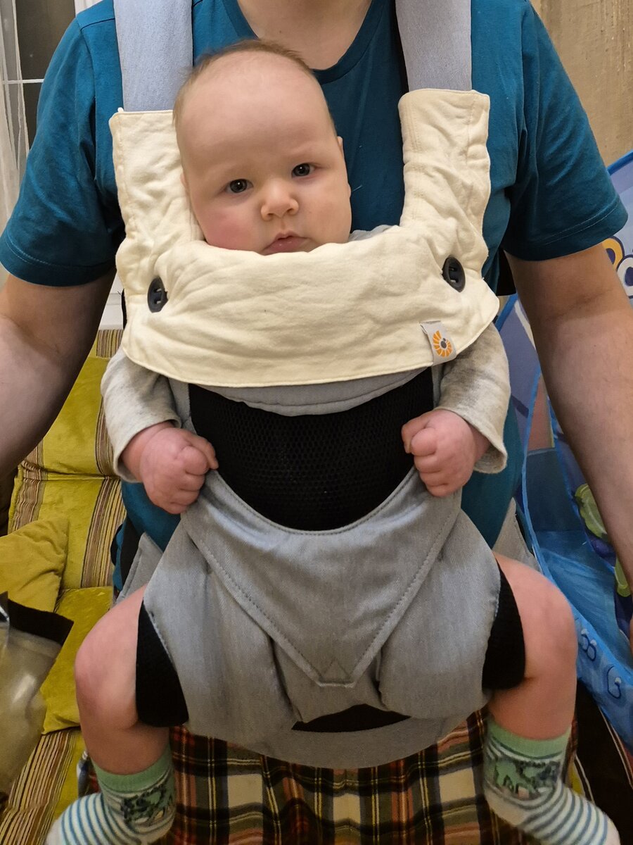 Колянчик в рюкзачке, полезное дополнение - воротничок-слюнявчик, его можно снимать и стирать отдельно 