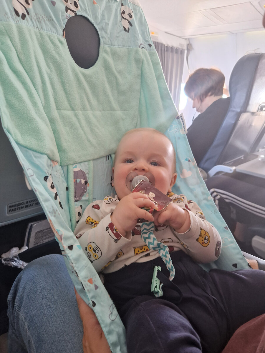 Гришка в гамачке на борту самолёта