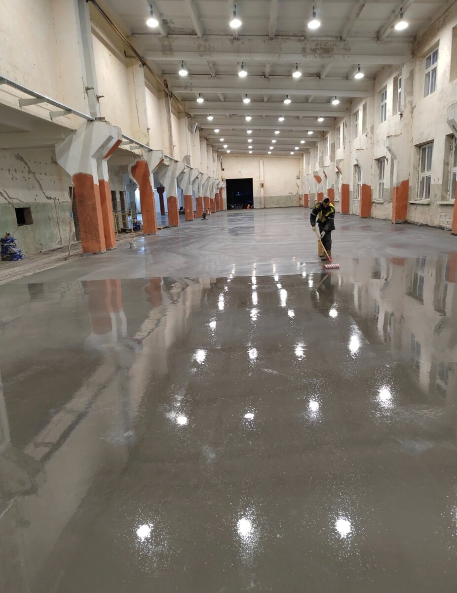  1. Зачем нужна затирка бетона вертолетом?
В настоящее время бетон в качестве материала для работы заливки пола используется как в коммерческих, так и помещениях квартирного типа. Помимо относительно дешевой стоимости, бетон также является крайне прочным материалом, способным выдержать не только перепады температуры, но и регулярное напряжение от ходьбы или езды по нему. Именно эта причина и является основной при выборе данного материала.
