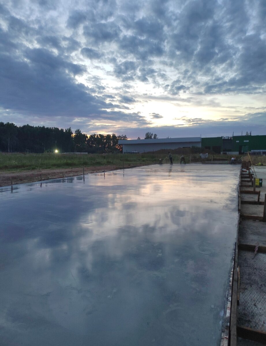  Однако одним недостатком пол из бетона все же обладает, а именно – появление трещин и мелкой крошки в результате долгого износа материала. Для этого и применяется затирка бетона вертолетом. Эта операция выполняется для того, чтобы убрать излишние частицы песка и влаги, которые зачастую являются главными причинами появления тех самых неровностей, трещин и сколов. Самое главное преимущество такого способа затирки - это придание устойчивости бетонного покрытия к агрессивному воздействию, а также создание гладкой и ровной поверхности, которая обладает приятным внешним видом. 
Не стоит забывать о возможности использования доп.материалов для придания максимальной твердости и блеска поверхности бетона. Это не только создаст нужный полузеркальный эффект, но и значительно увеличит срок работоспособности поверхности. Для этого многие современные строители предлагают одну популярную услугу для своих клиентов: топпинговые полы. Цена такой услуги варьируется от 100 до 350 рублей за квадратный метр и зависит от используемого материала в качестве топпинга на поверхности бетона.
В настоящее время использование топпинг-технологии и вертолетной затирки имеет наибольшую популярность среди коммерческих помещений: парковок, складов или цехов. Если вам требуются работы по затирке бетона на квартирные или промышленные полы, стоимость можно узнать по телефону: 8-915-163-59-64  ПолНаВек