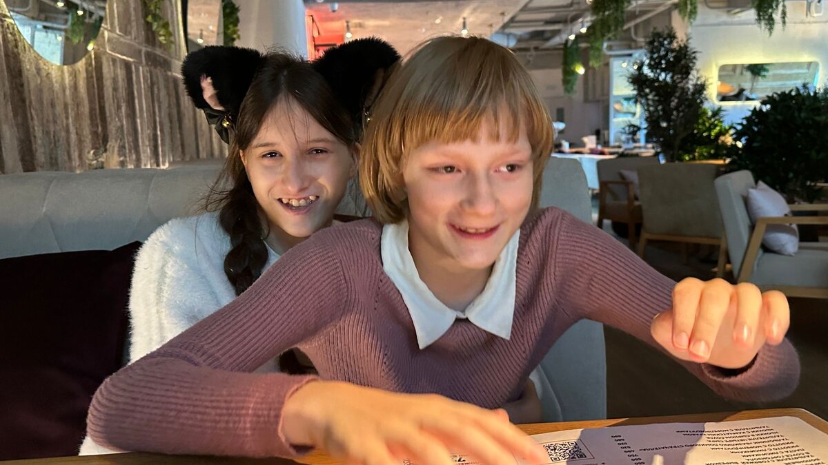 Настя и Света в кафе, искренне рады обе