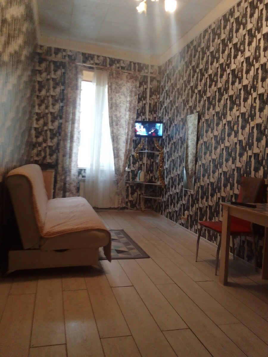 Комната в ипотеку. Обои, конечно, на любителя, зато в соседнем доме