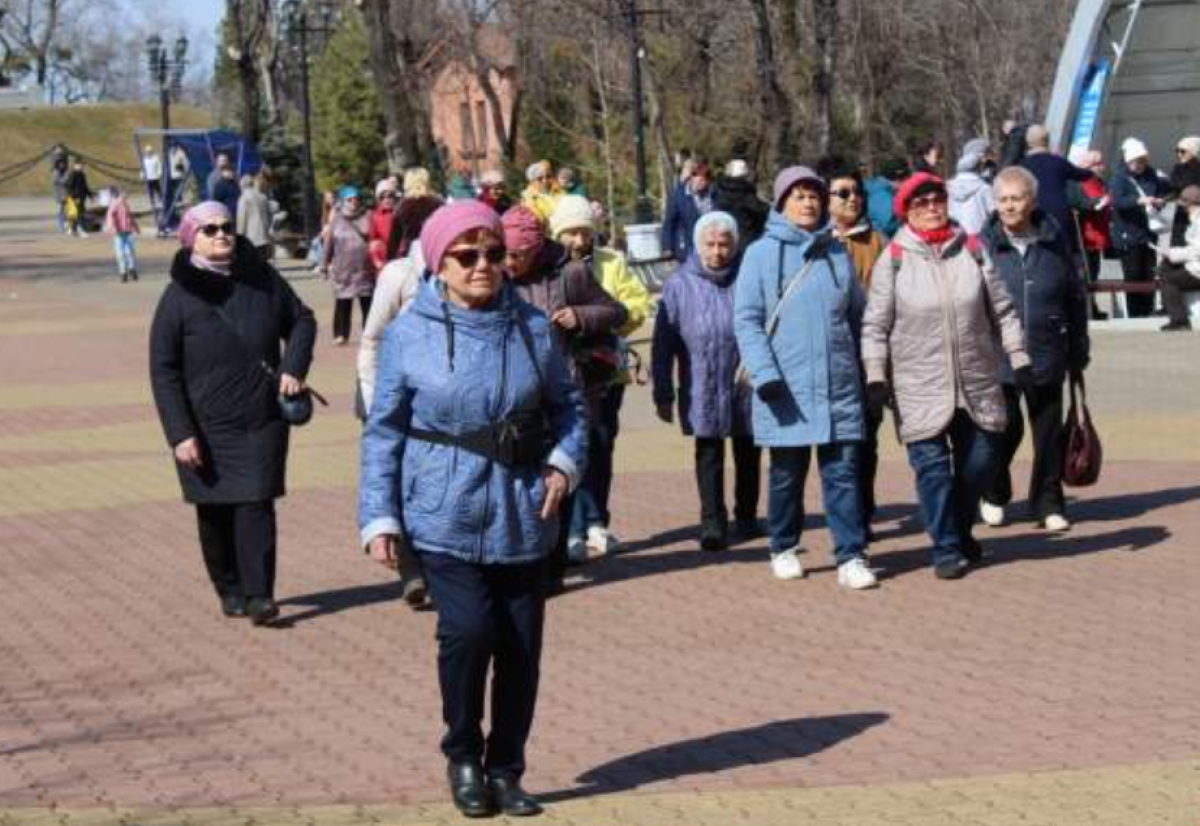    Сотни жителей Хабаровска сделали 10 тысяч шагов здоровья в парке «Динамо»