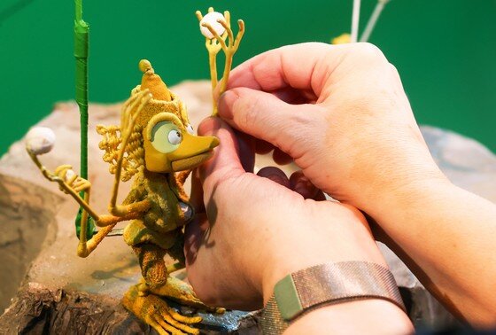     Аниматор во время работы в кукольном павильоне киностудии «Союзмультфильм»