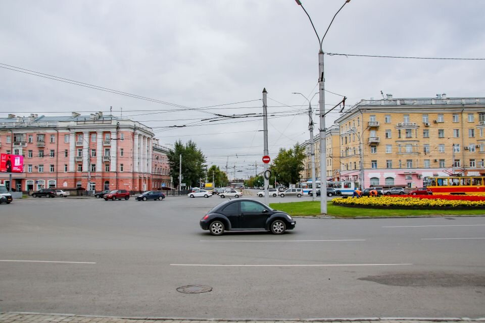 Barnaul, Pobedy square house 10А. office building