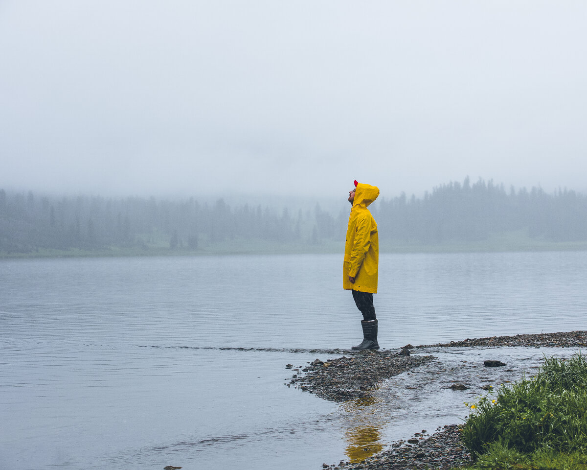 Из футболок и шорт - в дождевики и резиновые сапоги. Типичные Ергаки. 