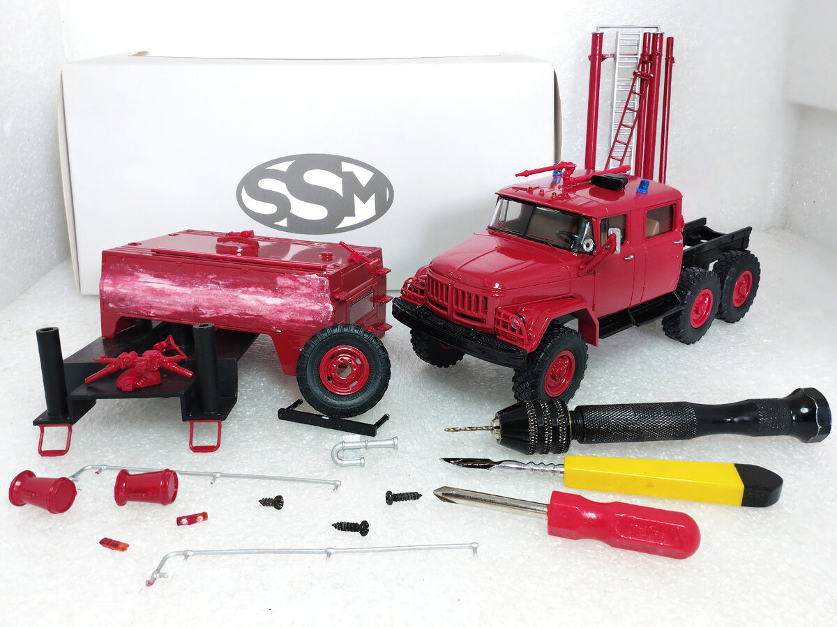 Рис. 2. Модель пожарного автомобиля ЗИЛ-131 (АЦ-40) от Start Scale Models в полуразобранном виде