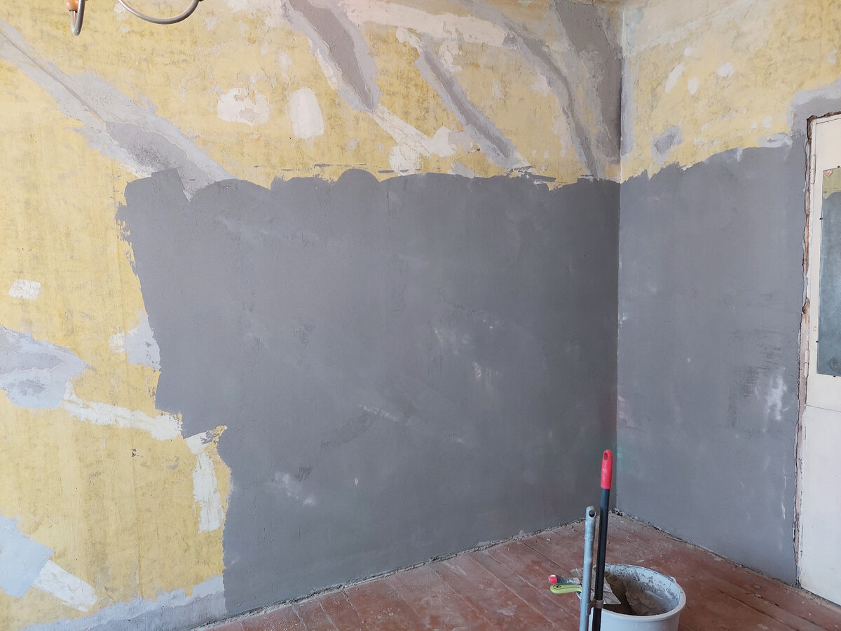 На второй день штукатурку нанесли на всю стену полностью