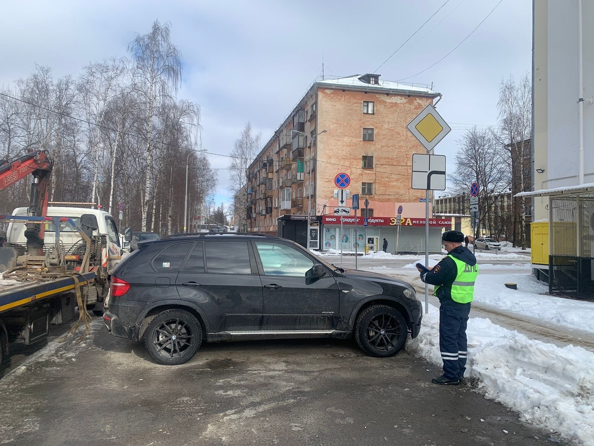 Автомобили массово эвакуируют в Петрозаводске за нарушения правил парковки  | Фактор News | Дзен