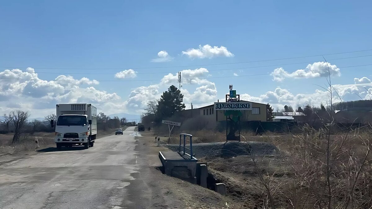     ЧП на территории частного дома в селе Дубовское шокировало приморцев. Мужчина на машине наехал на полуторагодовалую малютку, выезжая из гаража.