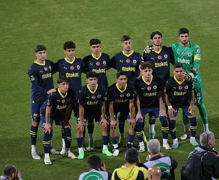 Одиннадцать игроков «Фенербахче» ушли с поля после первой минуты матча. Фото: турецкая газета Sabah