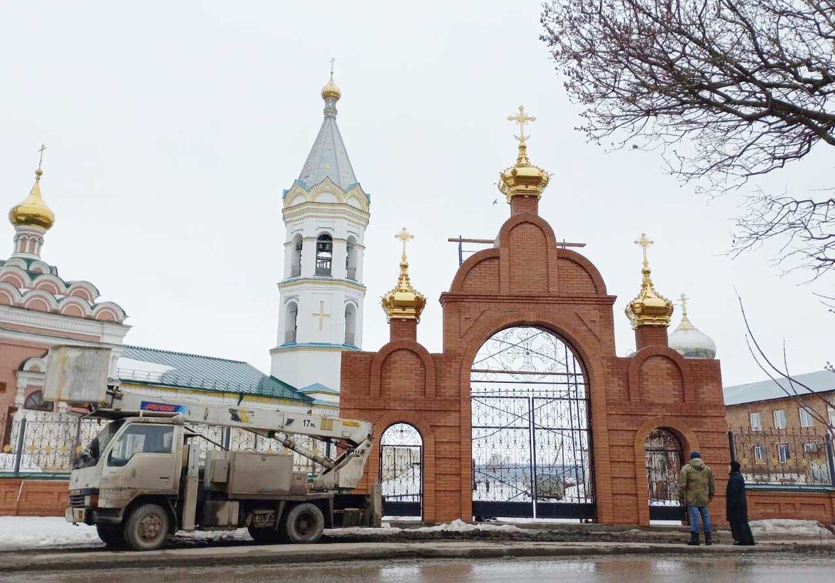 Новые купола над аркой главного входа в женский монастырь