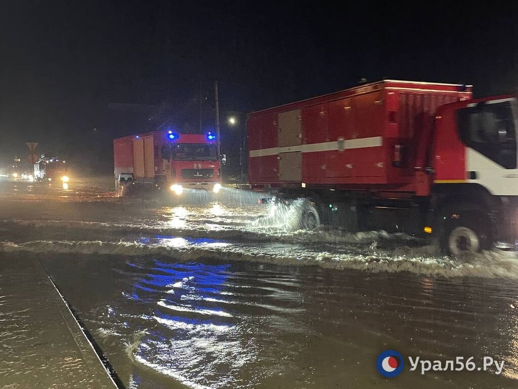 Большая вода пришла в Новый город Орска. Топит площадь Гагарина | Урал56.Ру  | Оренбург, Орск - главные новости | Дзен