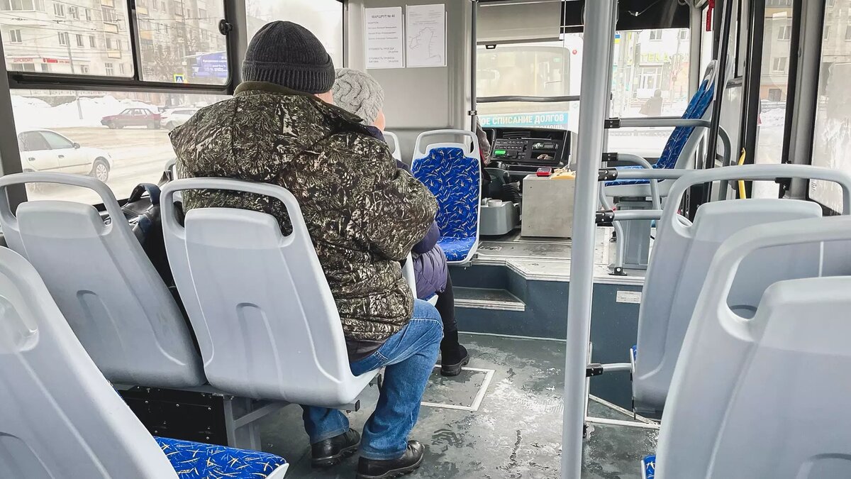     Рейсовый автобус застрял в луже в Излучинске. Причем собственными силами преодолеть препятствие не удалось.