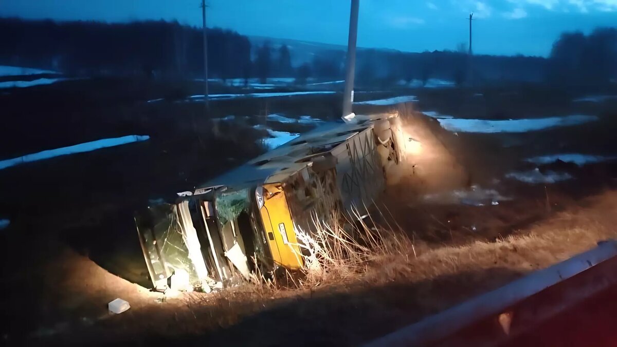     Два человека погибли, десять пострадали. На момент аварии в салоне находились порядка 70 человек.