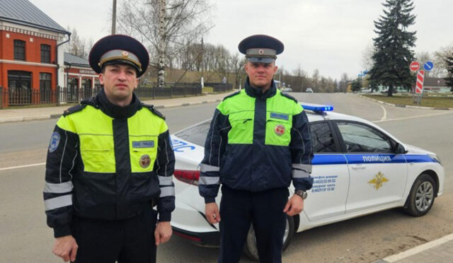 В Тверской области инспекторы ДПС локализовали пожар в Торжке