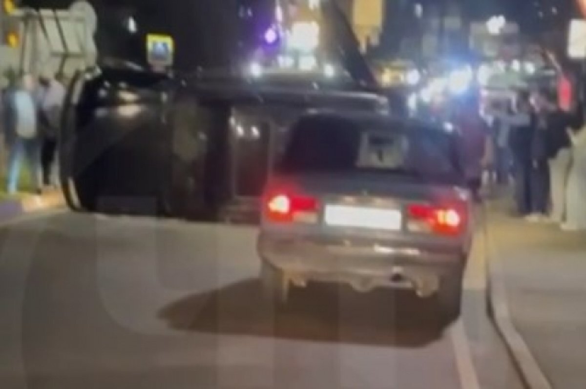    В Сочи в ДТП иномарка наехала на бордюр и перевернулась