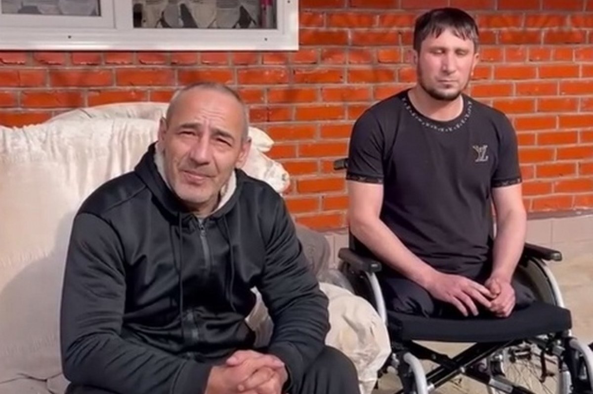    Безногий волонтёр-осетин подарил мастеру-инвалиду из Чечни новую коляску