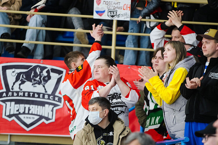    «Конечно, ажиотаж вокруг наших игр чувствуется. Если ты идешь в городе в одежде с эмблемой «Нефтяника», то к тебе обязательно подойдут — пожмут руку, попросят сфотографироваться и обязательно пожелают удачи» Фото: ahc-neftyanik.ru