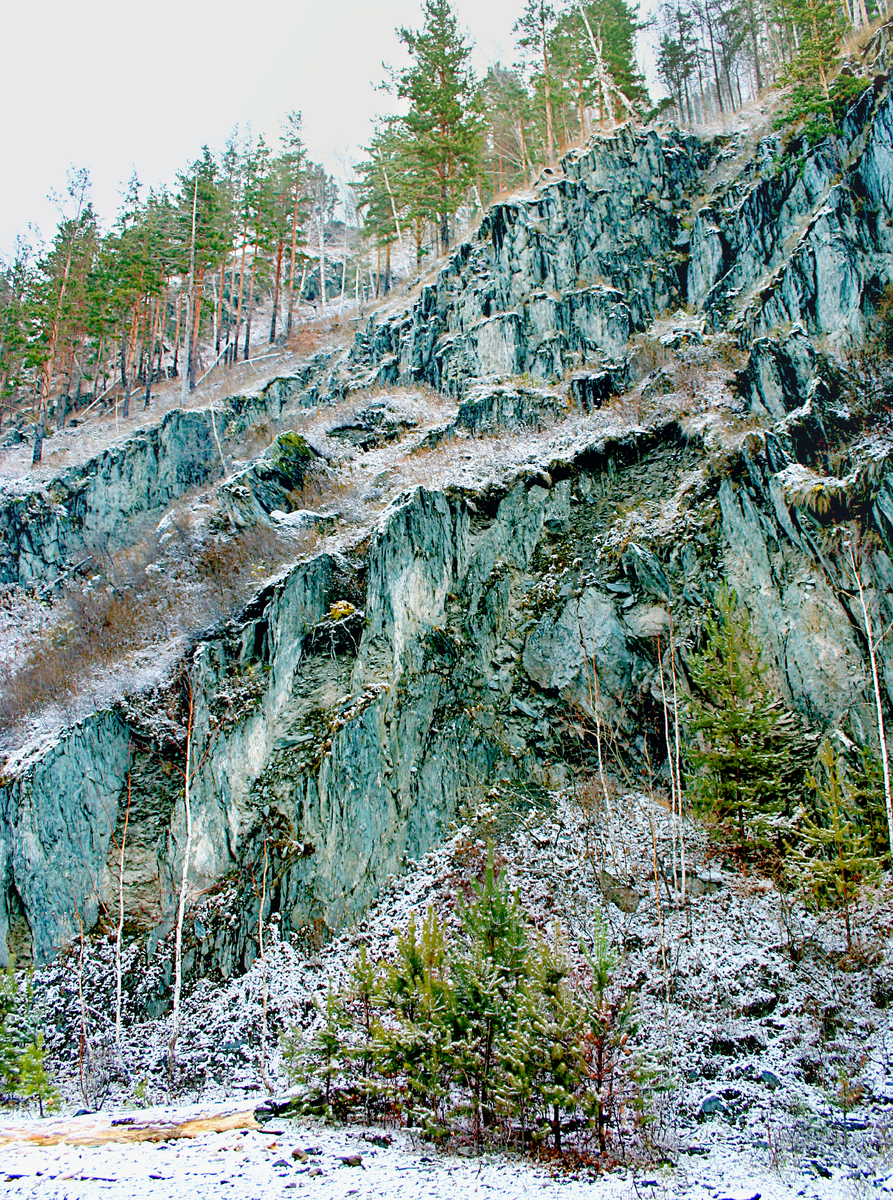 Бирюзово-лазурные мраморные скалы