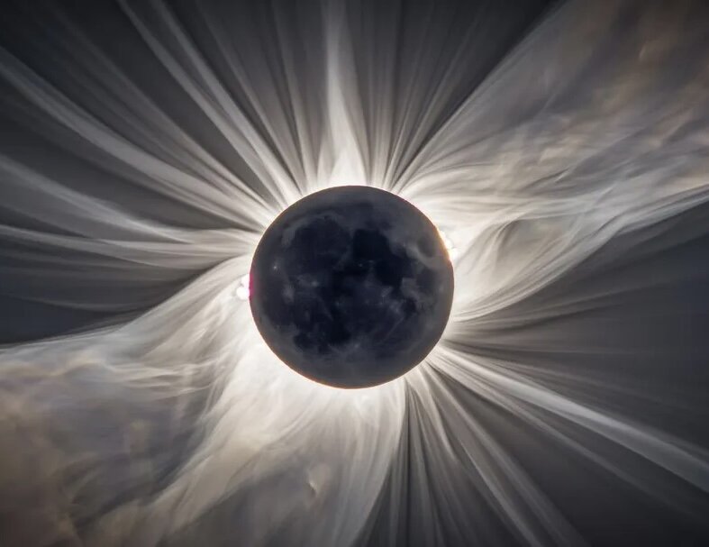 Сегодня очень интересное Солнечное Затмение в Овне. 
     Солнечное Затмение - это Новолуние вблизи кармических узлов, Новолуние- это соединение Солнца и Луны, а так как оно происходит на узле будущего, это говорит о том, что наше Сознание соединяется с Бессознательным для начала нового этапа в жизни. 
     Овен- это знак первопроходцев и первооткрывателей. Овен молодой, энергичный и бесстрашный воин. Его задача родиться, чтобы ЖИТЬ. 
     Поэтому смысл Солнечного Затмения в Овне определить собственные идентификации, явить миру СЕБЯ, свои идеи и проекты. 
     Это затмение будет благоволить лидерам, спортсменам, военным, политикам, бизнесменам, представителям спецслужб, педагогам, актерам, психологам и практикам нетрадиционных методов, а так же всем, в чьей деятельности есть риск, скорость, индивидуальность, творчество, предприимчивость и, что-то личное - пусть небольшой проект, главное, чтобы разажигал страсть к жизни ❤️‍🔥
     На Затмении происходит усиление личной энергии и энтузиазма, которым обязательно нужно найти применение в реализации истинных целей, иначе они будет нас разрушать. 
     Овен находится напротив партнерских Весов, поэтому тема отношений всех уровней первая окажется под ударом. Держите фокус на себе и не мешайте другим. 
     Разрешите себе, своему партнеру и окружающим двигаться к собственным целям, ведь создание гармоничных отношений с миром возможно только при личном счастье каждого из нас. 
     Солнечное Затмение сопровождается интересными аспектами, которые с одной стороны будут обострять внешние и внутренние кризисы, а с другой способствовать невероятной удаче, если смотреть на трудности, как на призыв к действию. 
А теперь подробнее: 
☀️Соединение Солнца и Хиррна призывает нас принять действительность, какой бы болезненной она не была. 
Осознавайте собственную реальность, проживайте все чувства и эмоции, анализируйте то, что было, что есть и чего вы хотите в будущем, тогда придет четкое понимание, ресурс и возможность раскрыть потенциал и собственную уникальность для достижения целей. 
💡Второе интересное соединение Юпитера и Урана больше будет влиять на мировую политику и экономику, но а мы можем использовать их энергию для личностного роста.
Занимайтесь самообразованием, повышением квалификации, путешествуйте и выходите за рамки собственных стереотипов, ищите нестандартные подходы и точно займете свое место под солнцем. 
🪐Соединение Марса и Сатурна будет помогать планировать шаги к цели. 
Важно преодолеть страх, сопротивление и взять ответственность за свою мечту. 
А еще это время взросления и сепарации. Да! Может быть больно и страшно сделать шаг вперед (как подростку физически больно резко расти и меняться для новой жизни), но без оставления старых программ, терпения и преодоления никак не обойтись.
Именно этот аспект поставит многих перед выбором: требовать, как маленький и капризный ребенок или взять контроль над агрессией и направить ее на создание себя. 
🔥Ну и вишенка на торте: секстиль Венеры и Плутона будет способствовать увеличению финансовой ёмкости, творческой и сексуальной энергии, без которых невозможно развитие полноценной личности. 
Поэтому выбирайте взросление, ведь только у взрослого есть свобода, деньги и секс, а у детей только творчество. 
В общем, все аспекты способствуют удаче (даже через преодоление) и если приложить усилия в нужное русло, то удача трансформируется в стабильный успех. 

💫 Определите собственные идентификации. Познакомьтесь с настоящим собой. Примите свои положительные и отрицательные качества, потребности и ту реальность, которая вас окружает. 
💫 Займитесь внешним видом. Прекрасное время для начала спортивных тренировок, диеты и смены имиджа. 
💫 Двигайтесь к своим целям, реализуйте идеи и планы.
💫 Рекламируйте свои проекты. Заявляйте о своей деятельности, развивайте таланты и вдохновляйте людей своим творчеством.
💫 Меняйте отношения к жизни и взгляд на происходящее вокруг. Избавляйтесь от отживших программ и негативных установок.
💫 Развивайте сексуальную сферу жизни и избавляйтесь от комплексов.
💫 Учитесь защищать себя, отстаивать свои принципы и интересы. 
💫 Хороший период пойти учиться на права, сесть за руль автомобиля, купить собаку, начать строительство и ремонт. 

❗️Не зацикливайтесь на одной идентичности. Мы гораздо шире профессии и родительской роли.
❗️Не идите по головам, не предавайте и не обманывайте в стремлении достичь желаемого. 
❗️Не конфликтуйте из гордыни и эго. Не выясняйте отношения ради адреналина и собственной правоты. Любой конфликт и кризис должны способствовать улучшению качества взаимодействия. 
❗️Обращайте внимание на состояние здоровья. Плохое самочувствие, апатия и травмы будут свидетельствовать о том, что вы идете не в том направлении. 
❗️Не ленитесь и не бойтесь действовать. Только смелым поклоняются моря. 