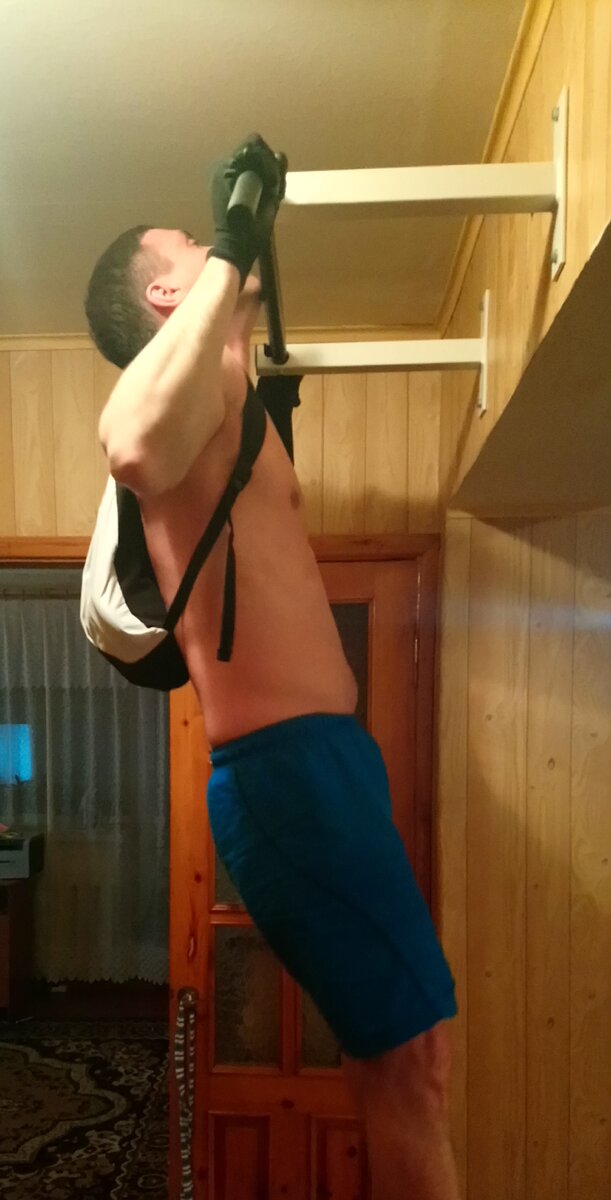 Подтягивания с весом 10 кг