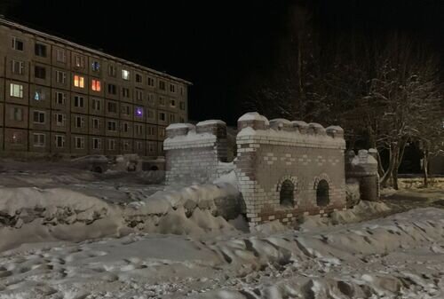 Листайте (нажимайте на стрелку справа фото) авторскую фотогалерею из далекого заполярного гарнизона базы подводных лодок, сделанную специально для этого рассказа.