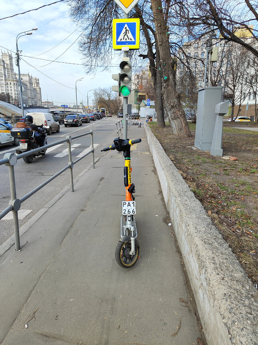 Ведь это так хорошо, когда самокаты можно оставлять где угодно! Хорошие люди постарались сделать для нас такое, а хрюндели ставят  самокаты прямо посередине тротуара. Чувак с краю не смог поставить. Т.