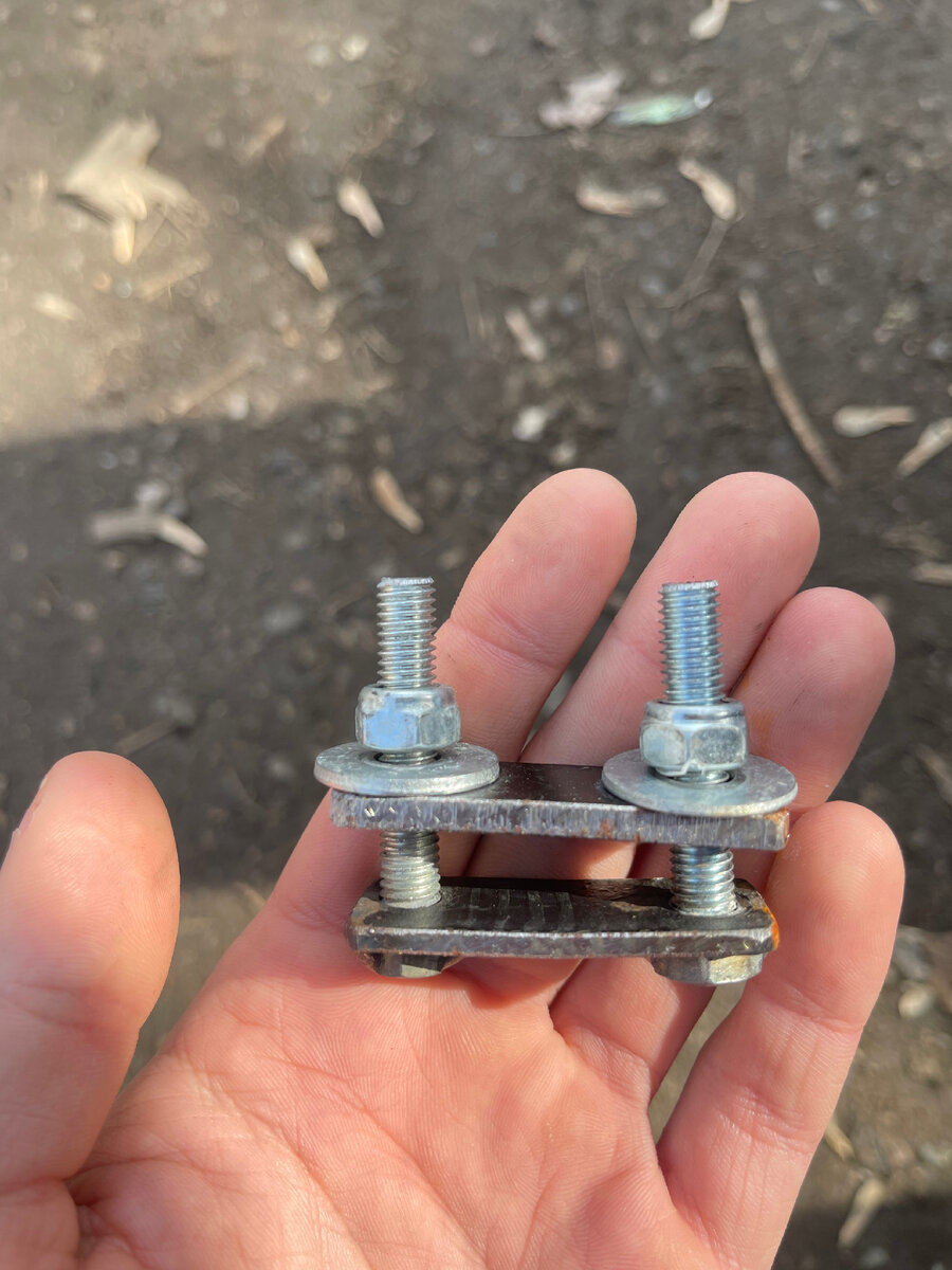 Максимально примитивная конструкция, на зажимает ремни намертво 