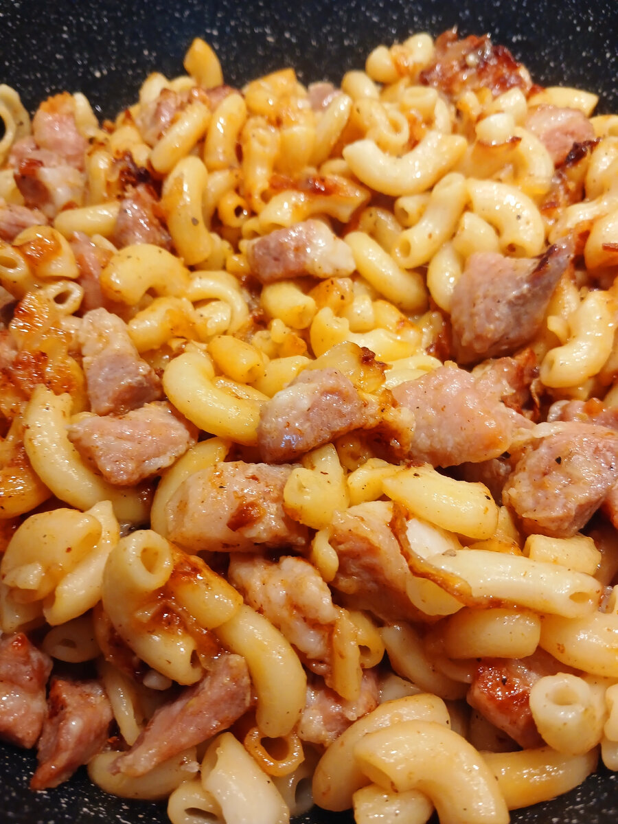 Макарошки и мясо с луком. Фото автора