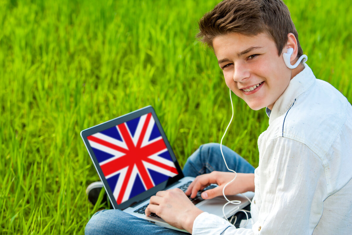 I learning english this year. Английский язык подростки. Английский мальчик. Подростки изучают английский. Дети учат английский