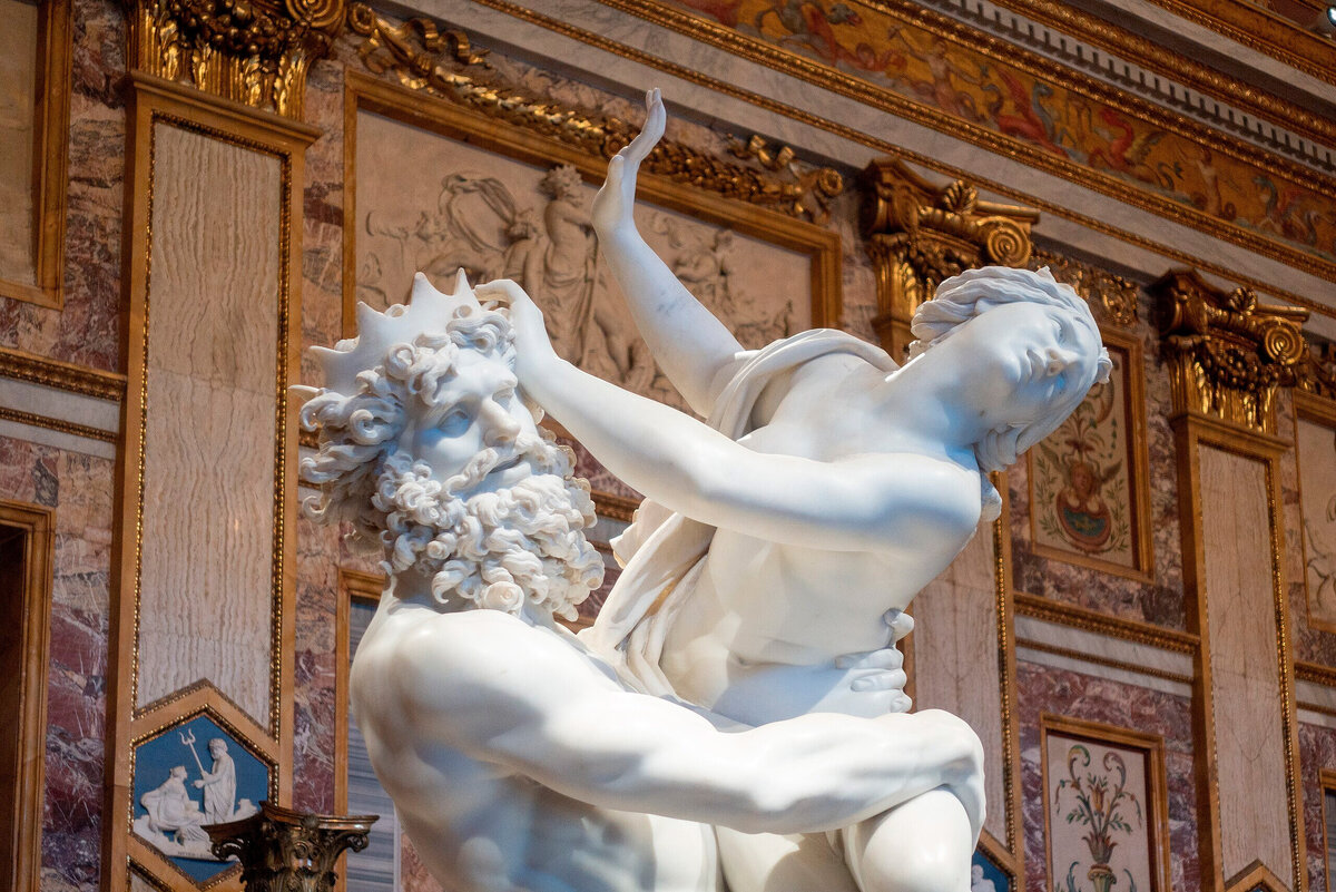 Бернини создал эту скульптуру по заказу кардинала Шипионе Боргезе в 1621–1622 годах. Мастер воплотил здесь сюжет мифа, в котором Аид украл дочь богини Цереры Прозерпину. Фото: Kent Wang / Wikimedia