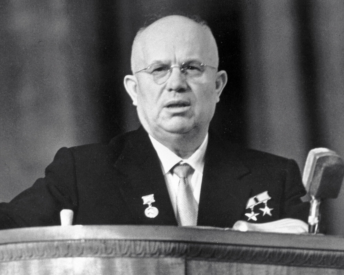 Первым шагом Леонида Брежнева стала отмена тех реформ Хрущёва, которые были приняты им в области партийно-государственного строительства.